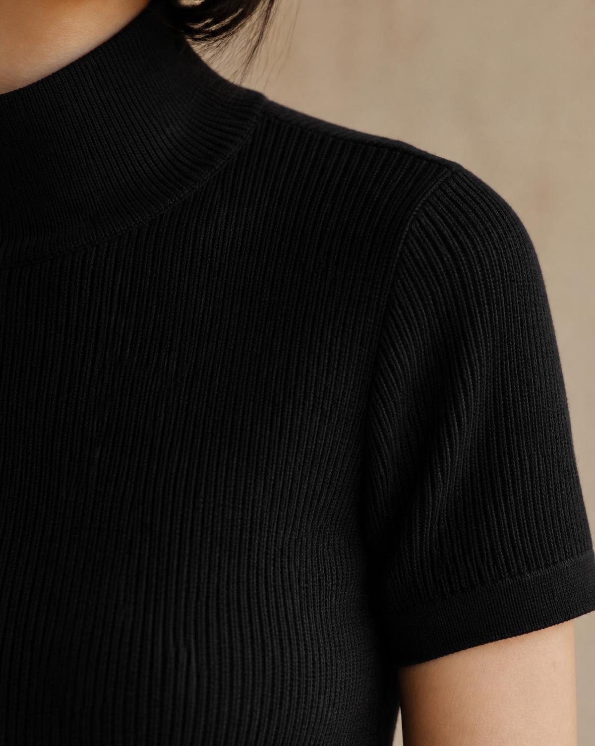 Detalhe do tecido canelado da Blusa Valentina em preto